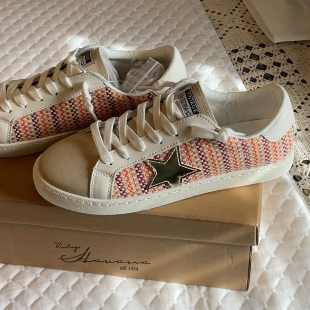 VINTAGE HAVANA Carla Tweed Multi Fashion Sneaker